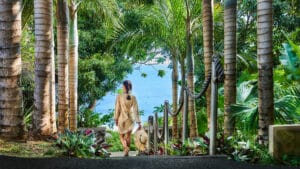 Jeune femme se promenant dans une allée de palmiers