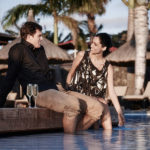 Couple au bord de la piscine