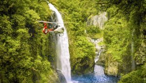 Hélicoptère au plus prés des cascades de l'île