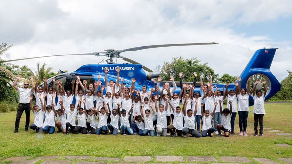 Photo de groupe des enfants devant l'hélicoptère