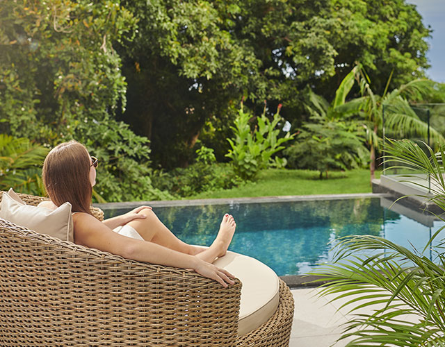 Bain de soleil sur la terrasse du Pool Lodge